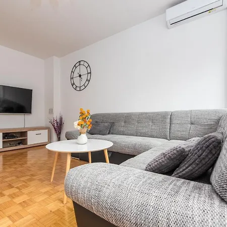 12 O'clock Apartment