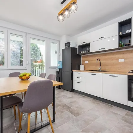 12 O'clock Apartment *