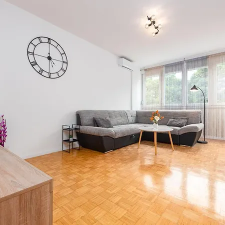 12 O'clock Apartment